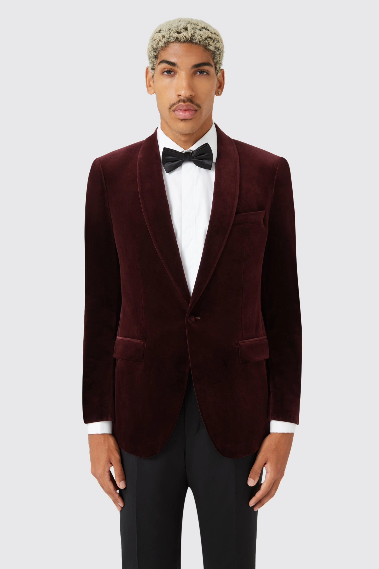 Manteau vinyle ajusté Almeida – Archive : Élégance raffinée, coupe impeccable, style intemporel.