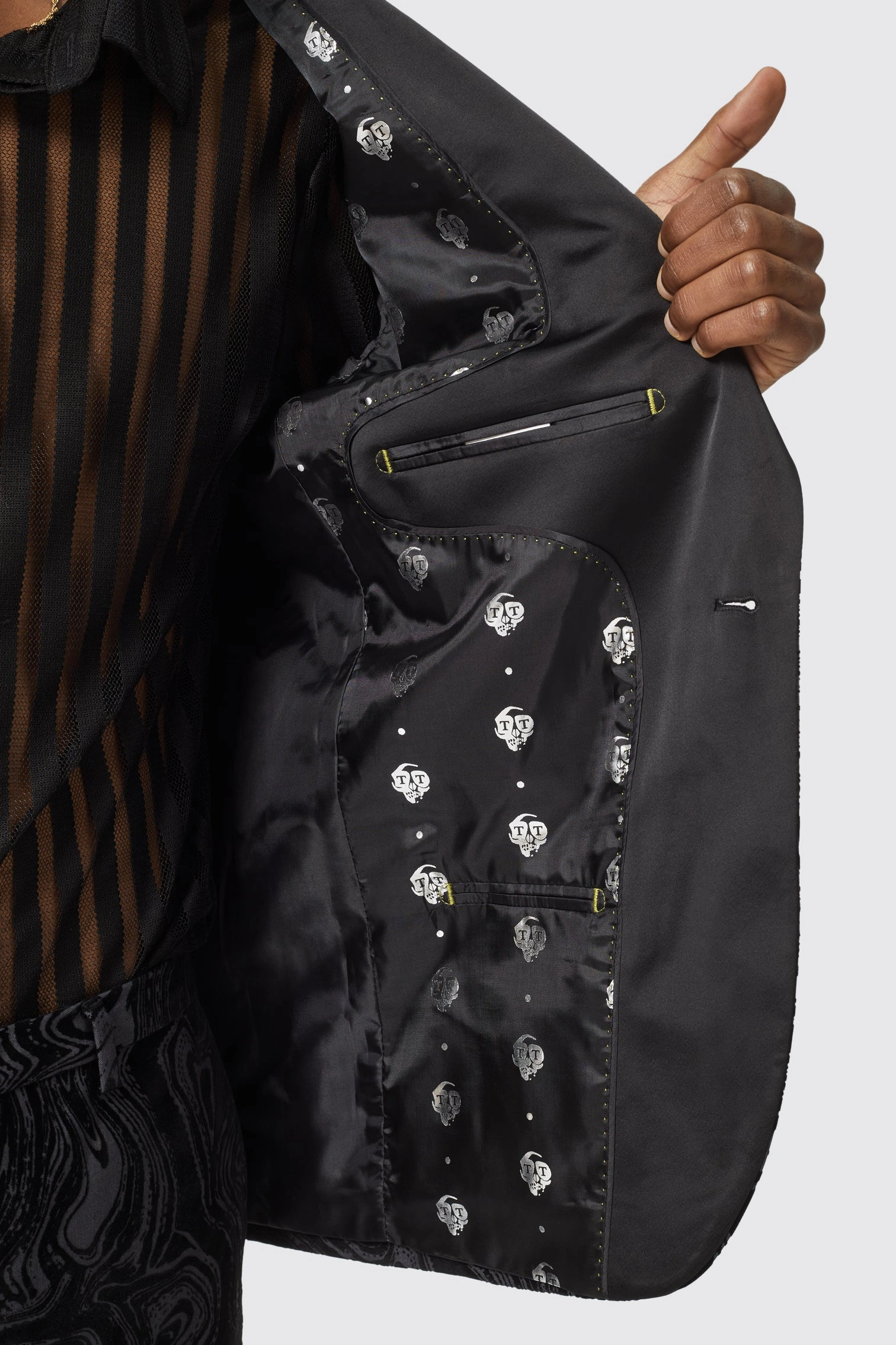 Angelou Noir Minceur: Élégance sculpturale, le blason de votre charisme.